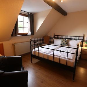 Standard Zimmer mit Kingsize-Bett